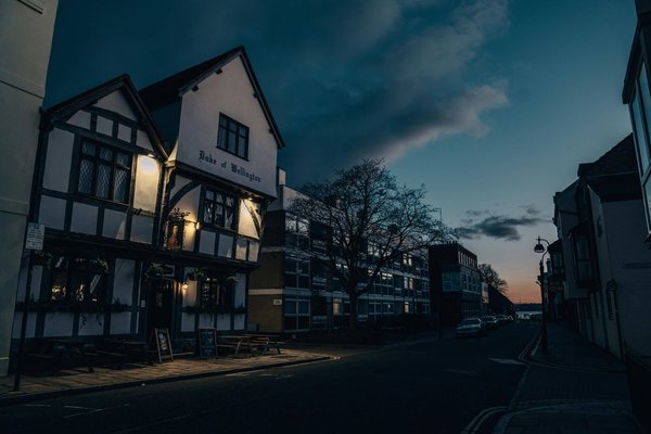 How to plan a self-guided tour of the historic pubs in York?